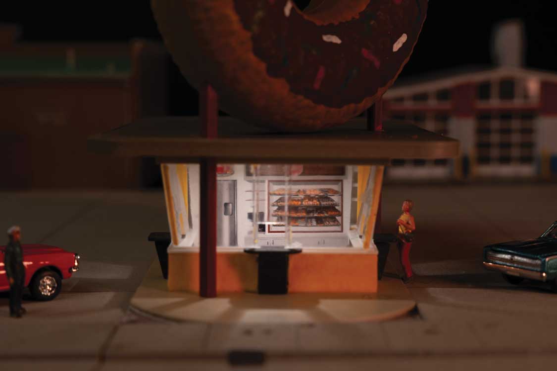 PREORDER Walthers Cornerstone HO 933-B3768 Spaces Hole-In-One Donut Shop Structure Kit with Interior Lighting & Detail Insert