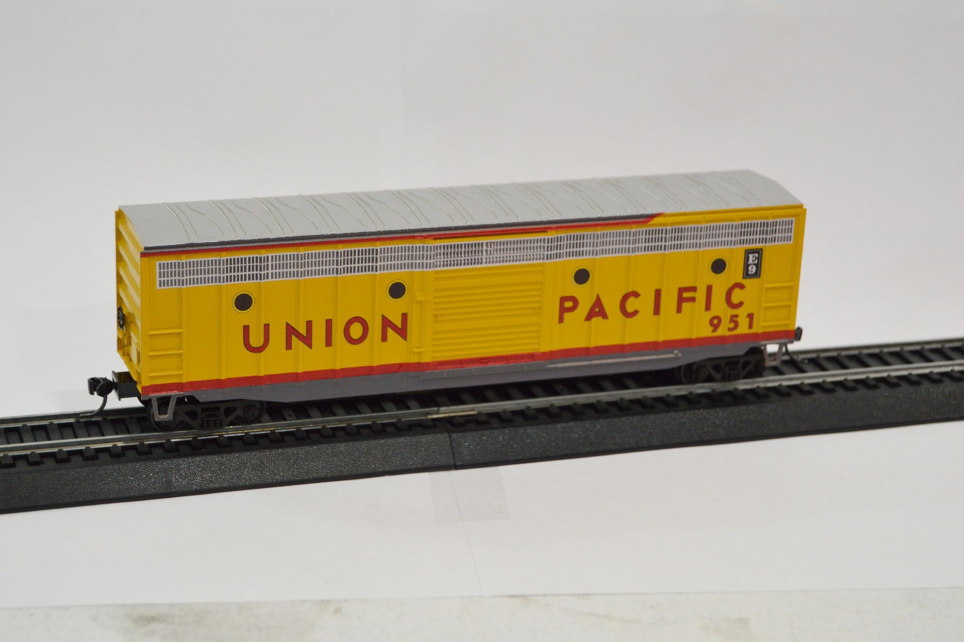 Value Trains USA HO 10077 Commemorative Boxcar, Union Pacific E9 Diesel 951