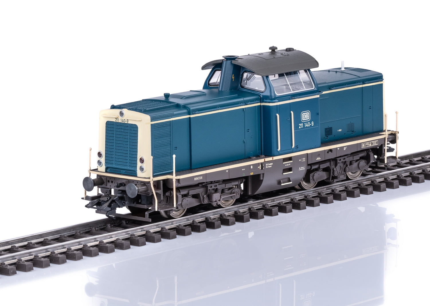 PREORDER Minitrix HO 25101 Class 211 Diesel Locomotive, Deutsche Reichsbahn #211 140-9 (DCC & Sound Equipped)