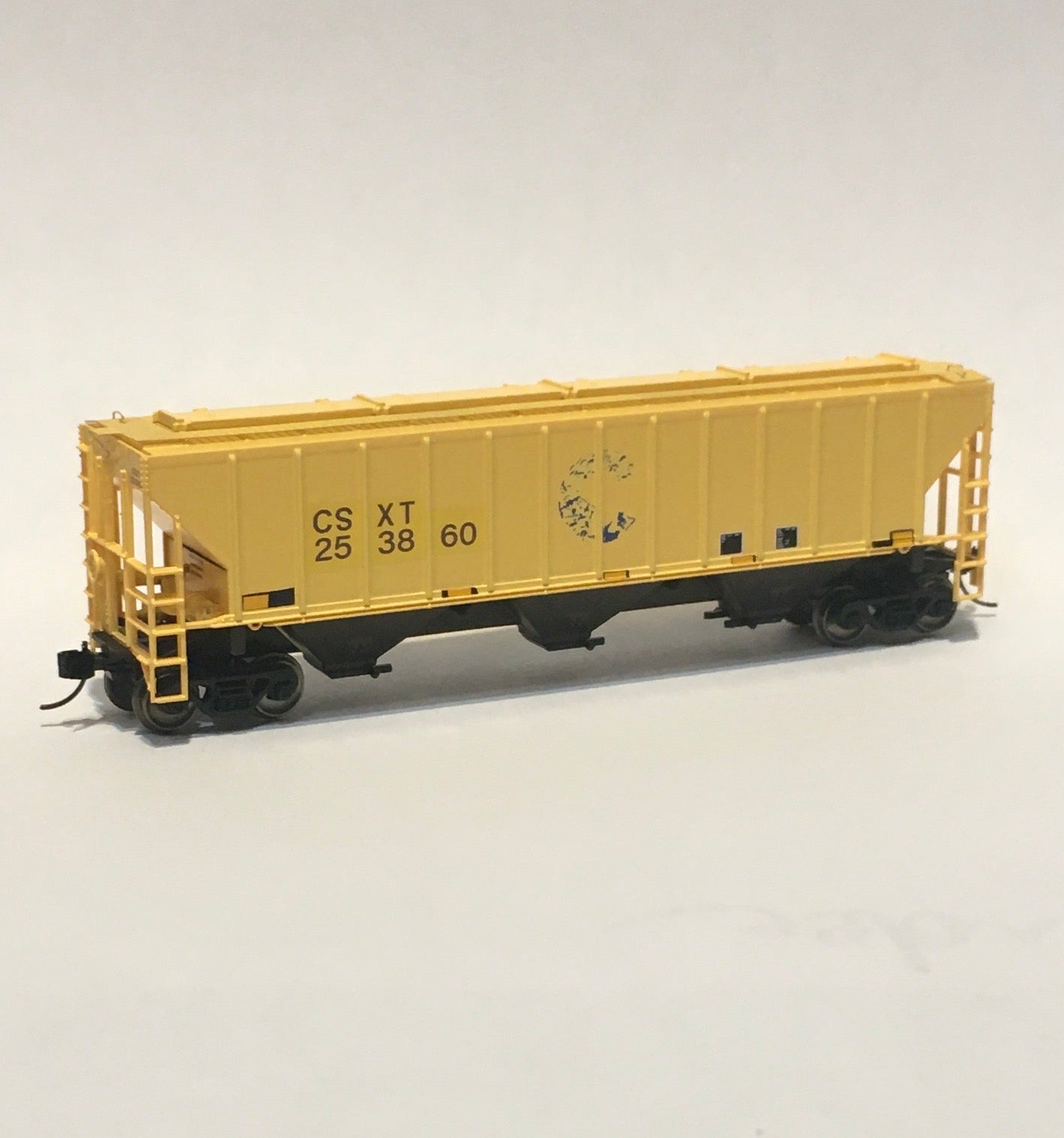 Trainworx 24424-04 Pullman Standard PS2CD 4427 cu. ft. High side covered hopper, CSXT- Chessie Re-Stencil #253860, N Scale