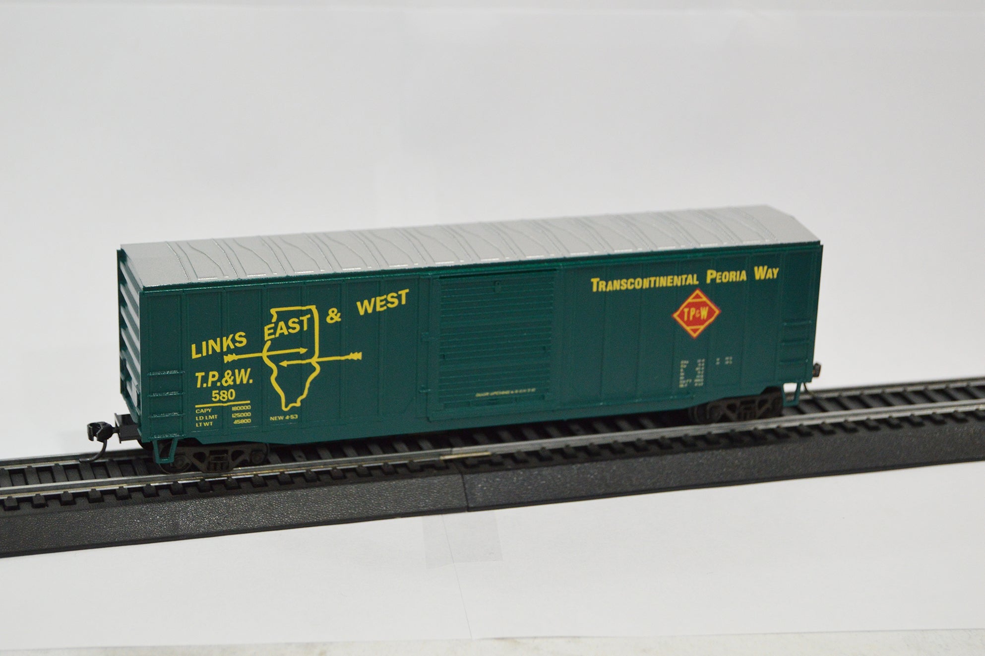 Value Trains USA HO 10103 Boxcar, Toledo Peoria & Western Illinois Arrows #580