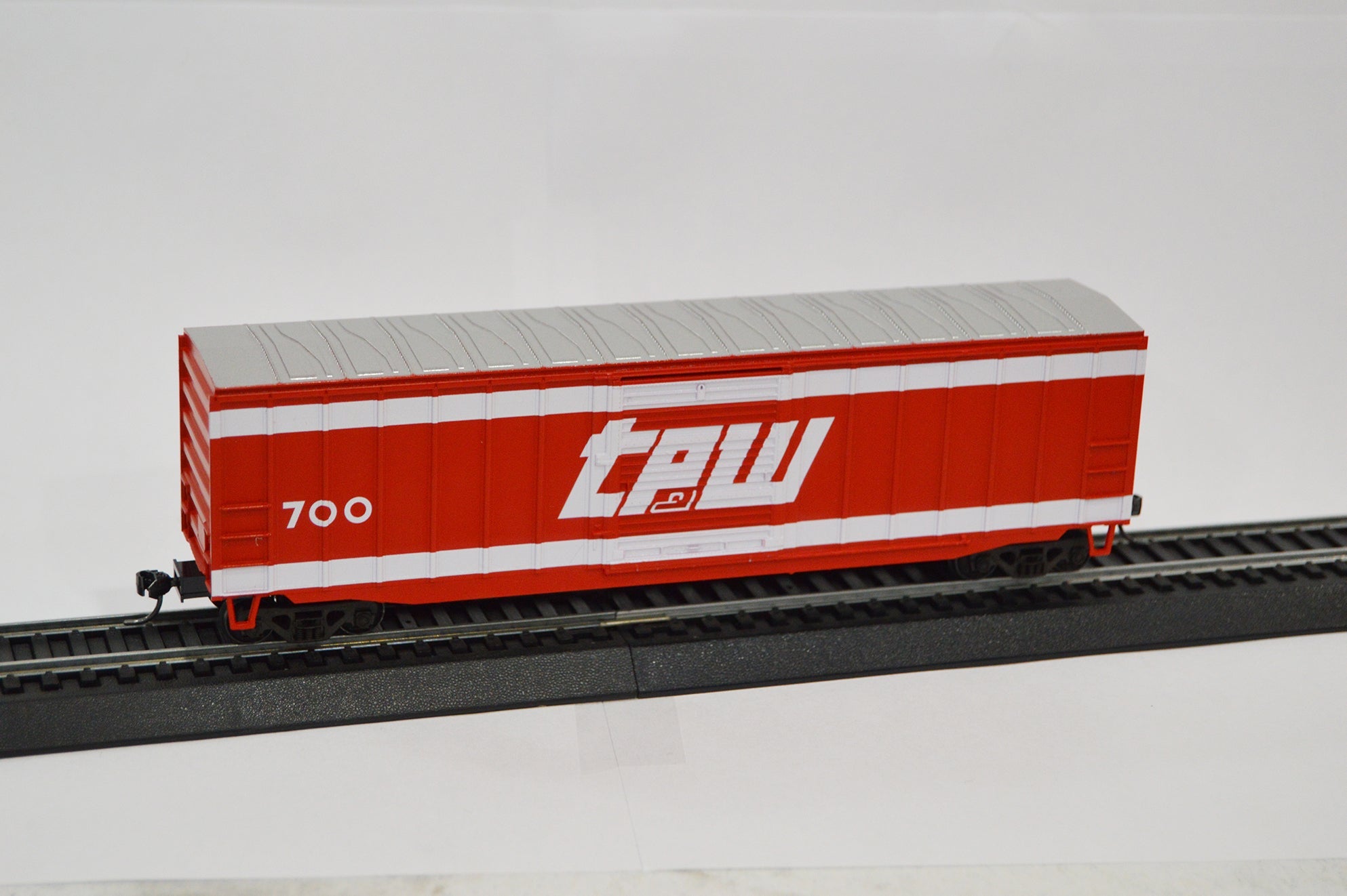Value Trains USA HO 10097 Boxcar, Toledo Peoria & Western RED 1970s #700