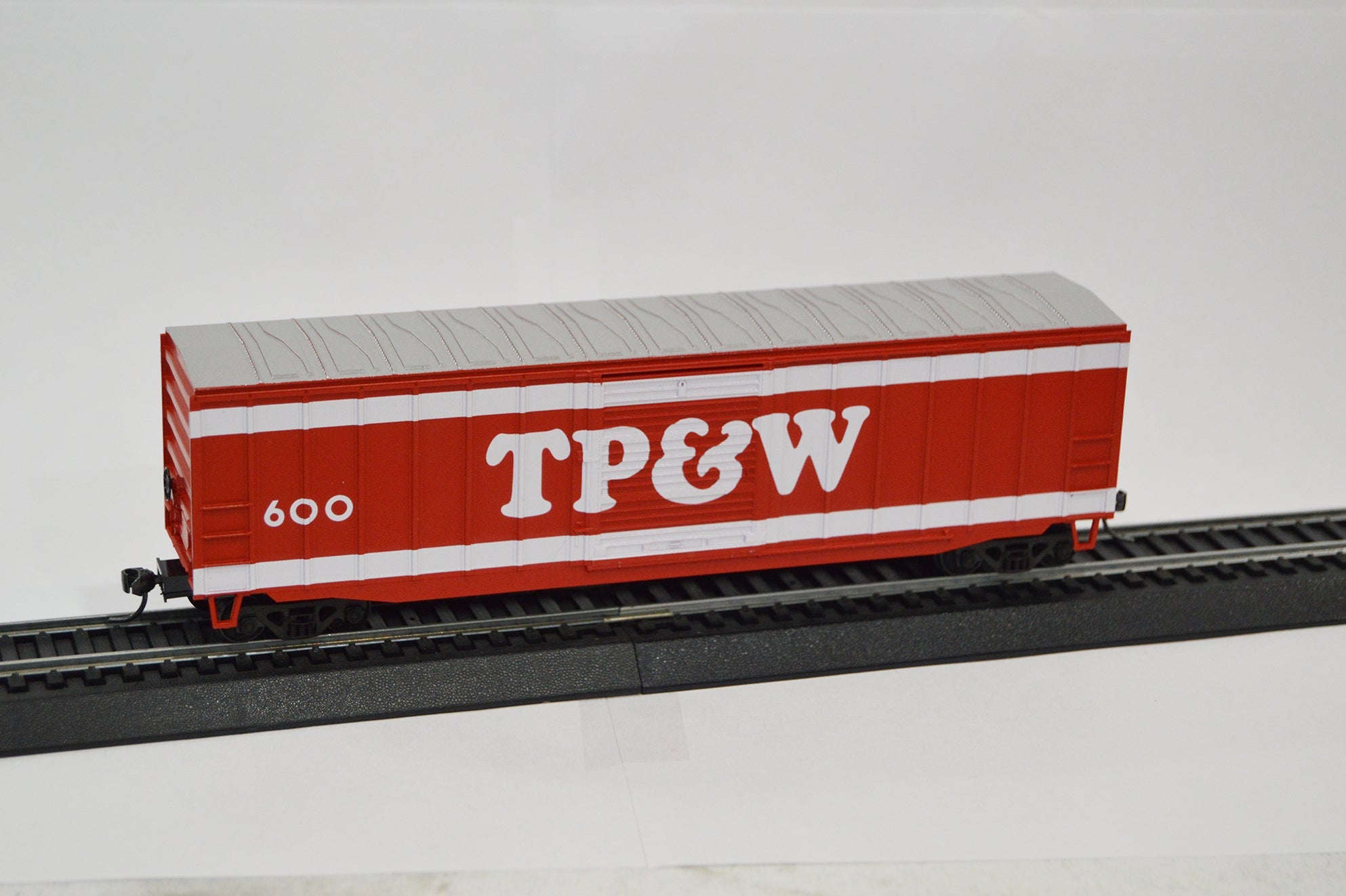 Value Trains USA HO 10095 Boxcar, Toledo Peoria & Western RED 1980s #600